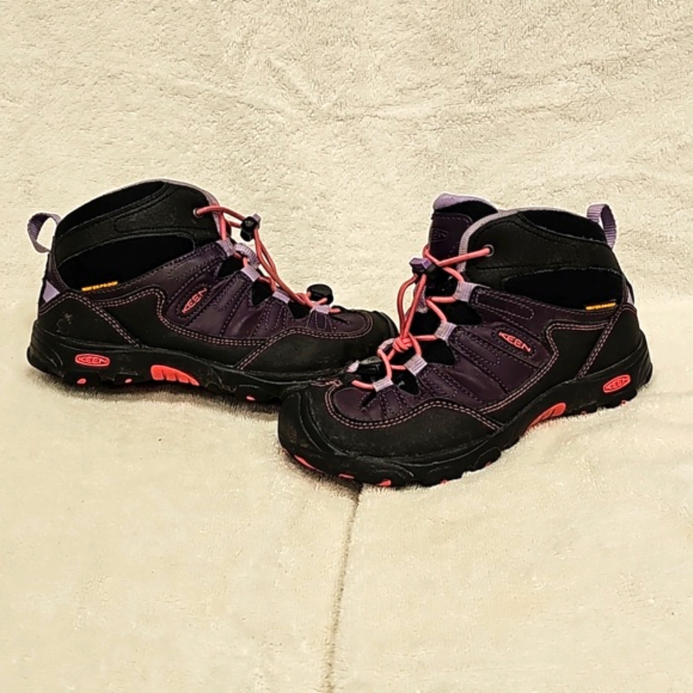 Keen waterproof hiking boot PURPLE PINK AND BLACK